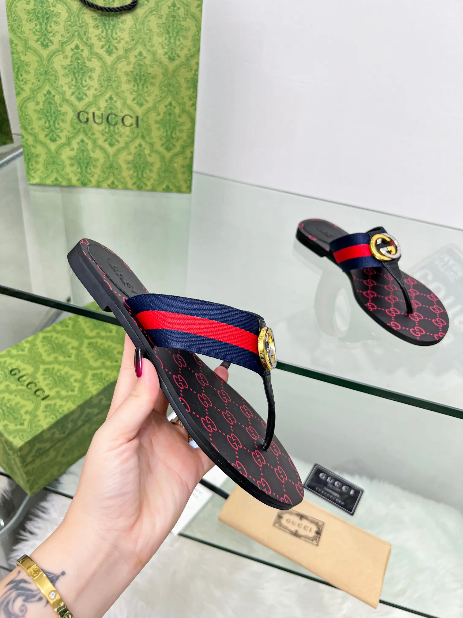 👟👟Ex-factory price 280👟👟 Gucci·Gucci💗 Classic flip-flops.  This is an amazing shoe, a luxury brand loved by celebrities and Internet celebrities😼The original hardware of the counter is gold and silver with double G buckles. 1:1 reproduction purely handmade.  German technology 3D printing logo.  Number of yards 35-45